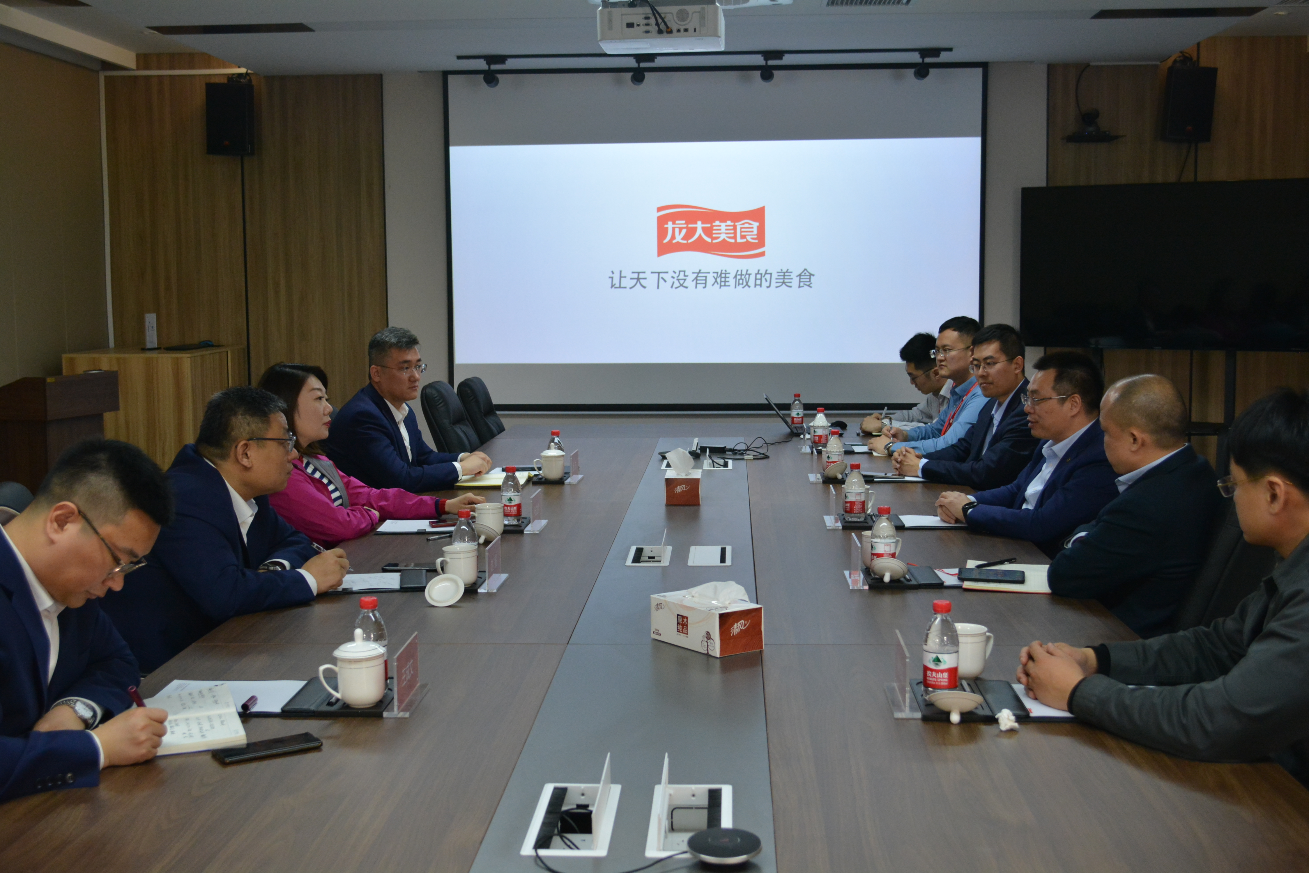 齐鲁银行烟台分行行长张立群一行到访龙大美食，共同探讨加深金融合作